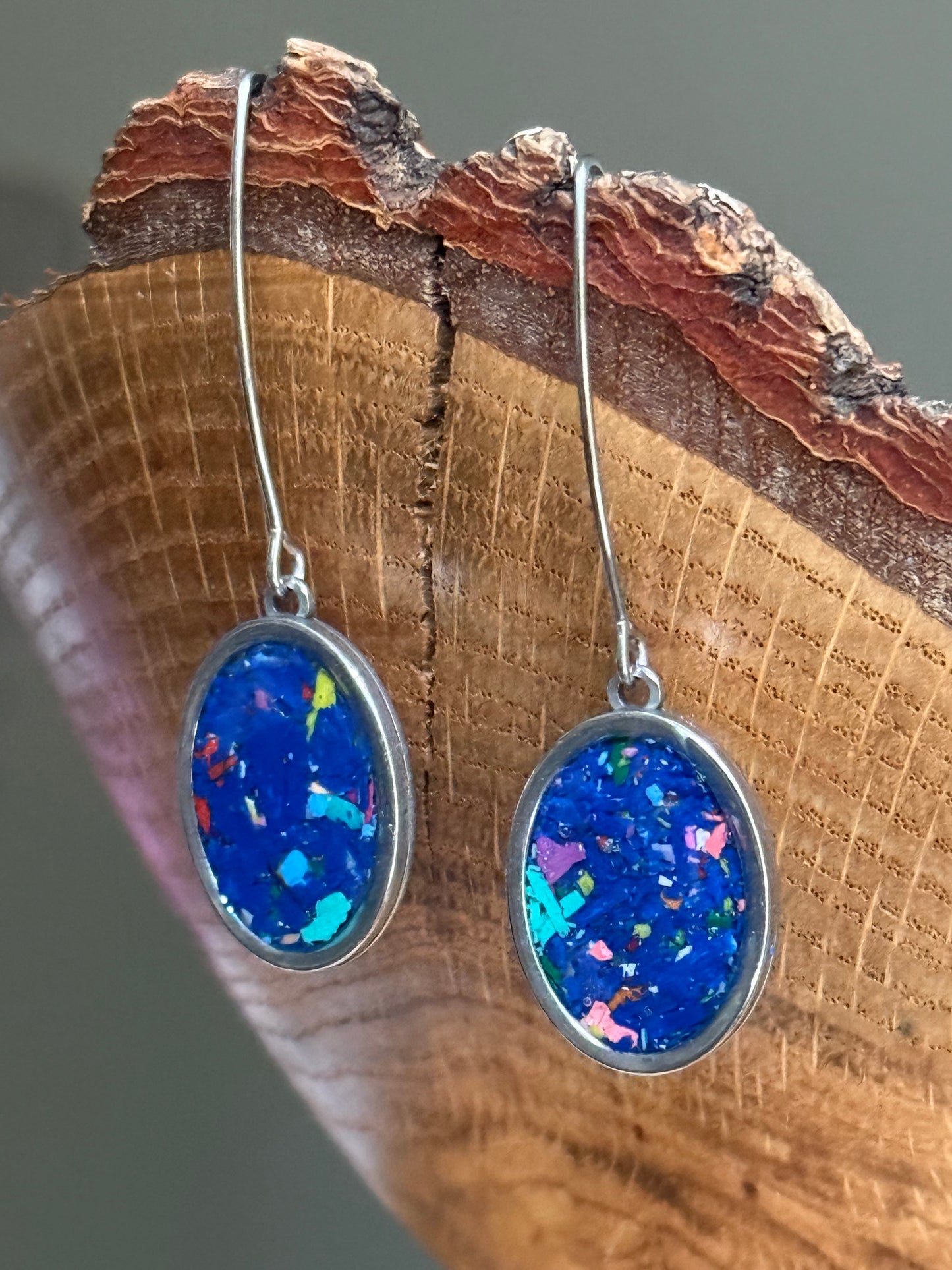 Azul profundo (pendientes de gancho ovalados)