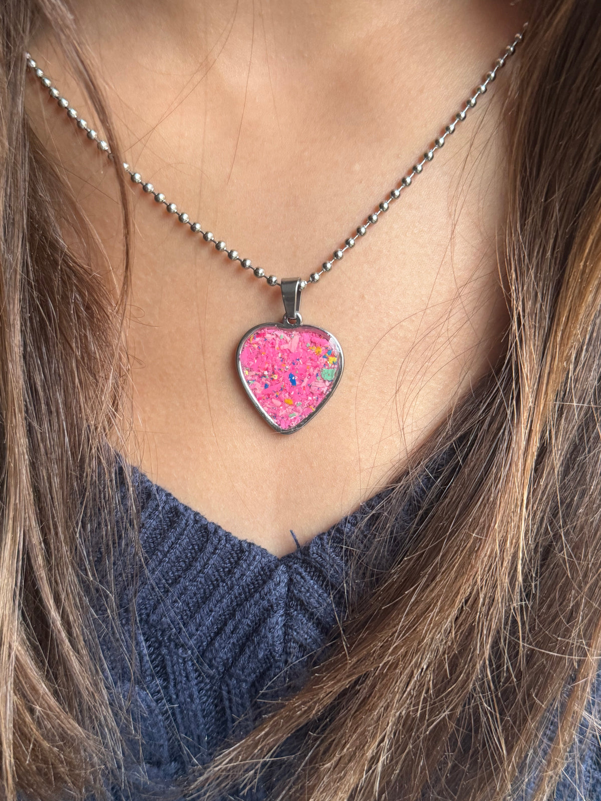 Tweed Rose pink warm-toned crayon shavings heart pendant handmade jewelry. Crayon jewelry by Crayonfetti, mother-daughter based in Atlanta.