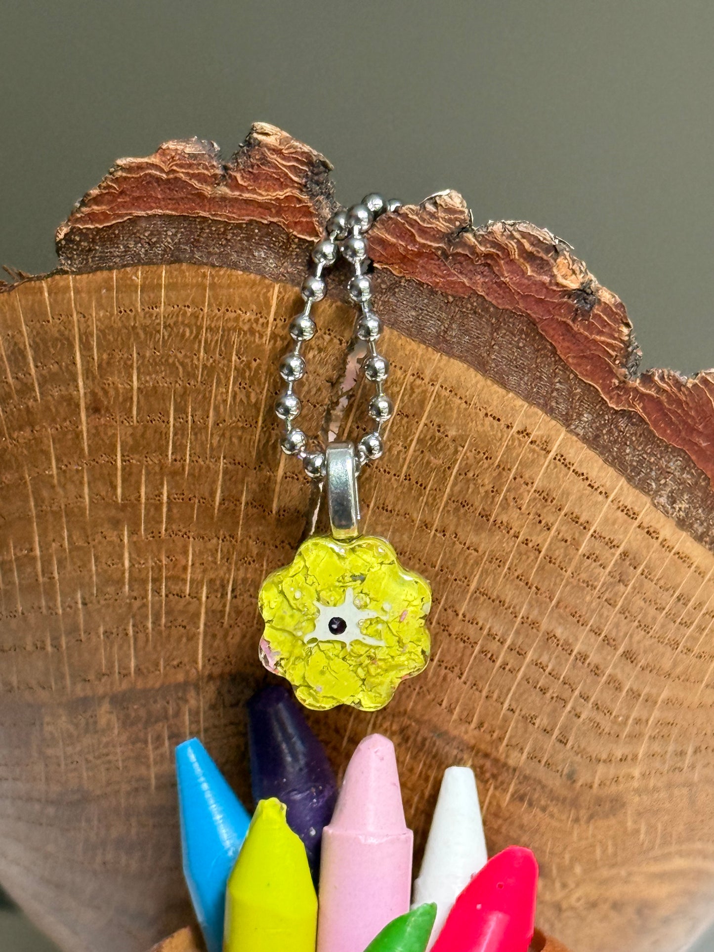 Crayon Blooms Pendant (Inchworm)