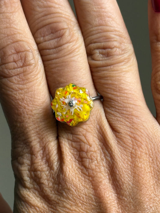 Crayon Blooms Ring (Candy Corn)