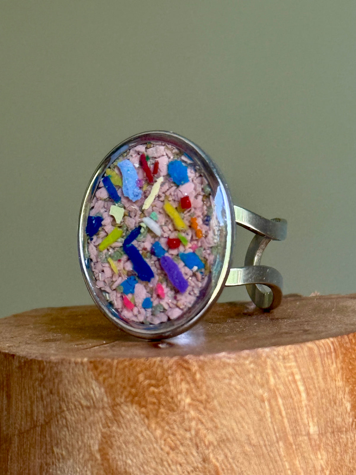 Oval ring filled with crayons