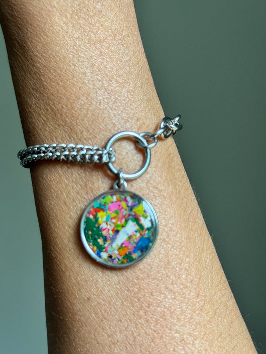 Pulsera de cadena con confeti de crayón