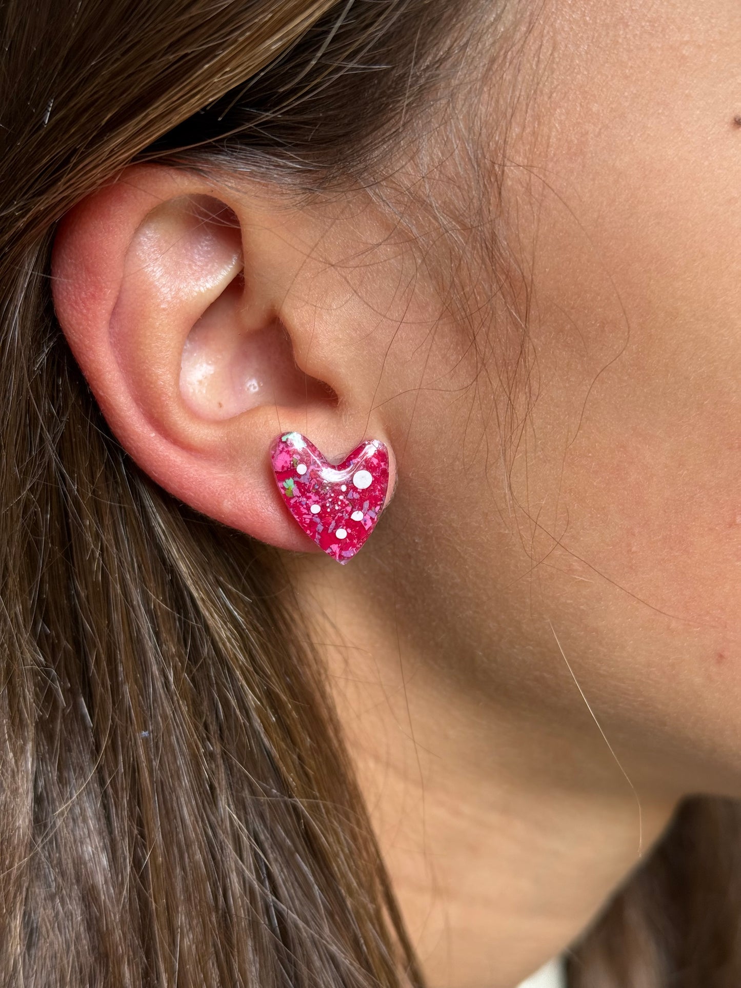Clous d'oreilles en forme de cœur en résine à pois