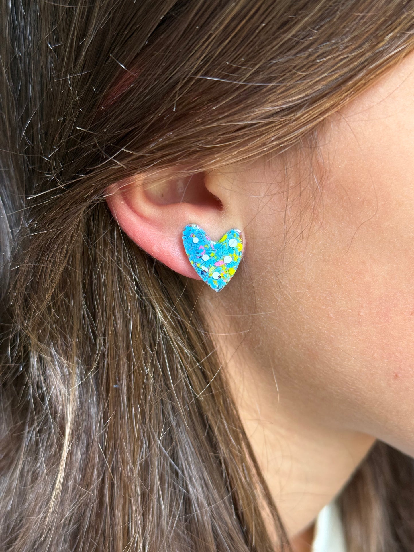 Pendientes de resina con forma de corazón y diseño de lunares