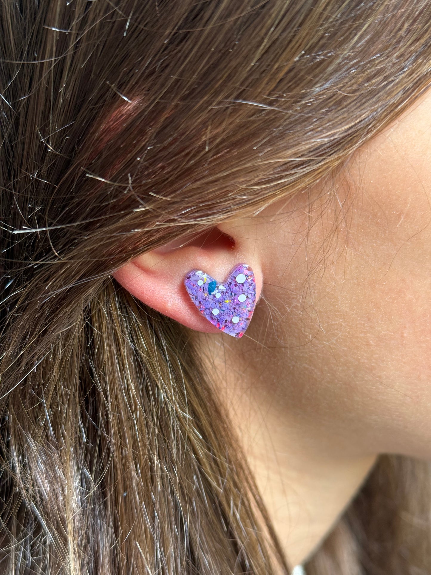 Clous d'oreilles en forme de cœur en résine à pois
