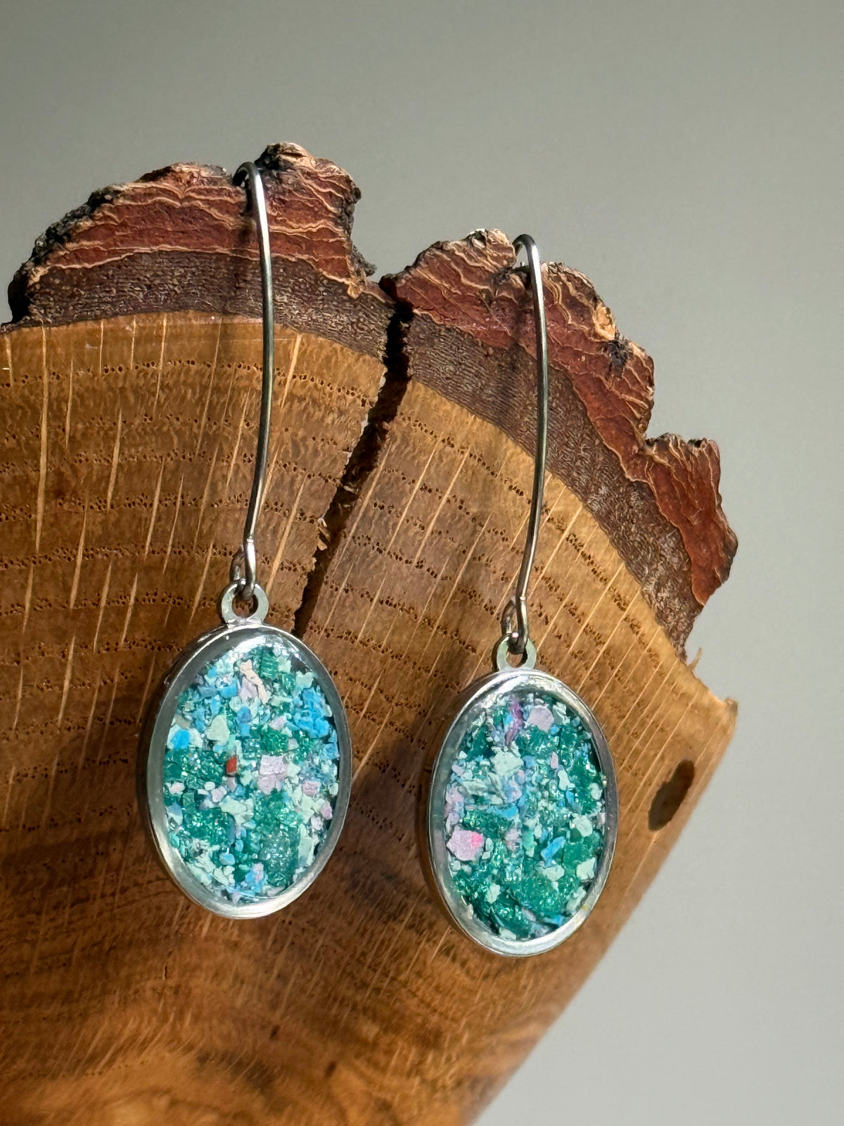 Pair of earrings with metallic crayons