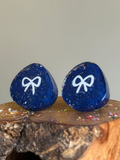 Pendientes de resina con forma de corazón y diseño de lunares