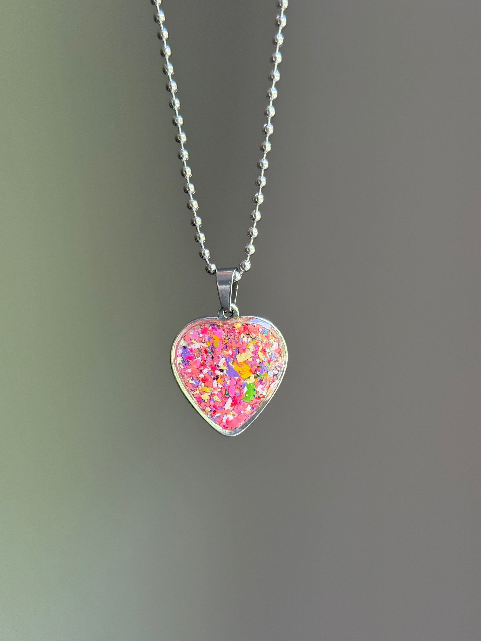 bold, and modern. Meet the individual crayon heart pendant made by a mother-daughter duo in Atlanta. Crayon jewelry by Crayonfetti. 