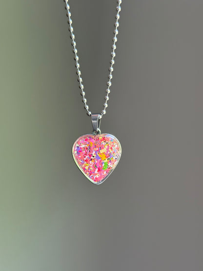 bold, and modern. Meet the individual crayon heart pendant made by a mother-daughter duo in Atlanta. Crayon jewelry by Crayonfetti. 