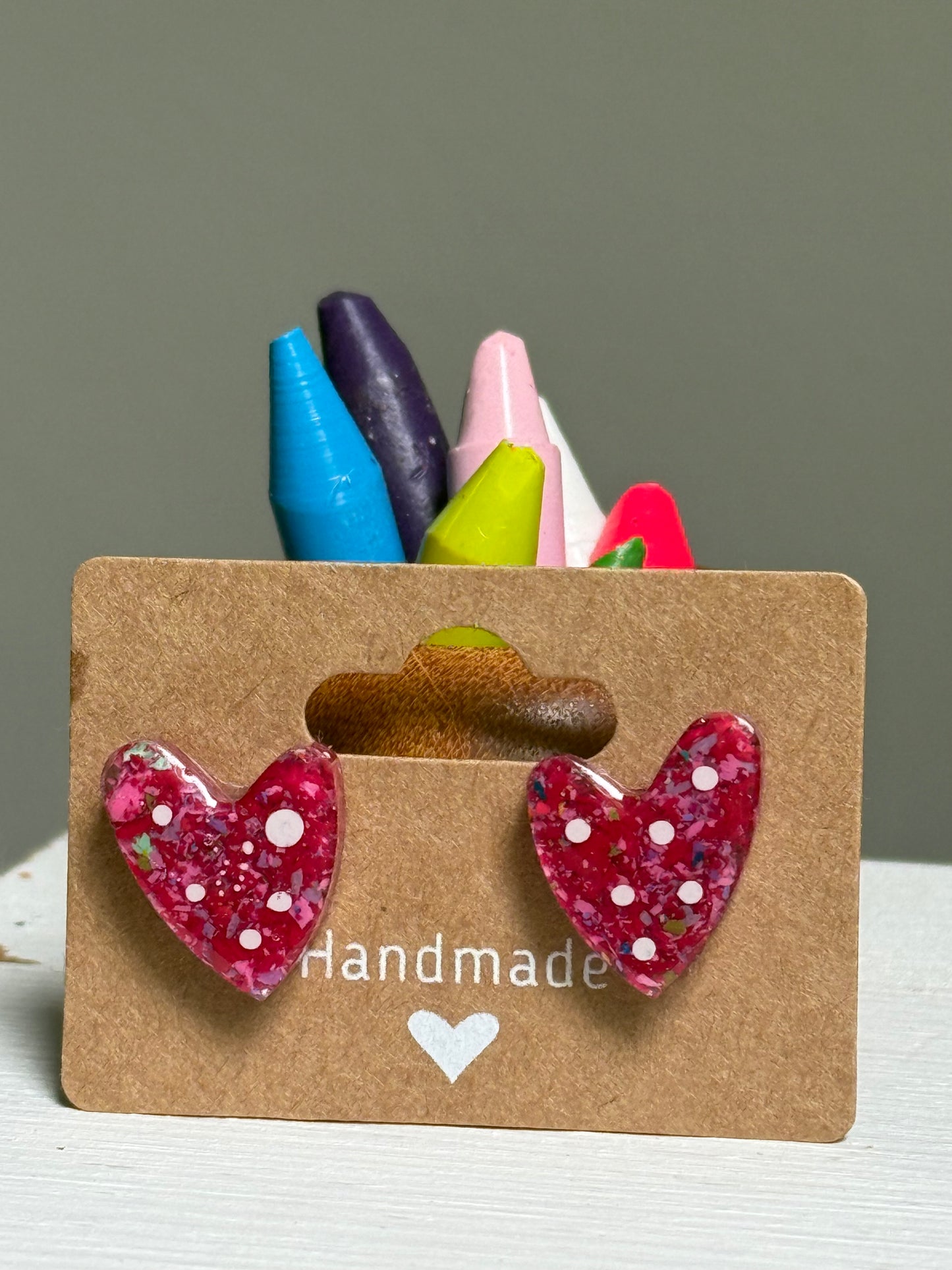 Pendientes de resina con forma de corazón y diseño de lunares