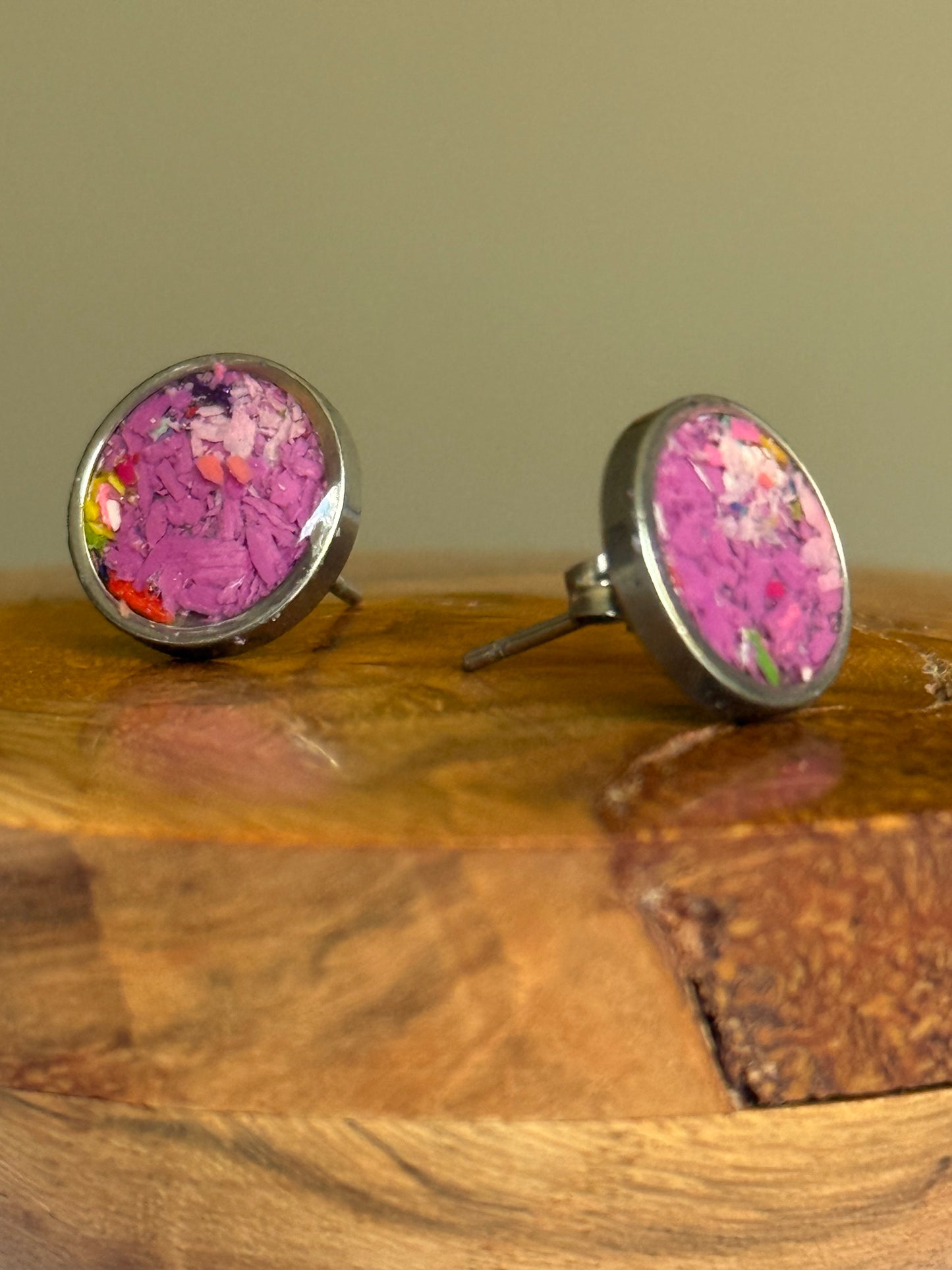 Clous d'oreilles ronds multicolores (petits)