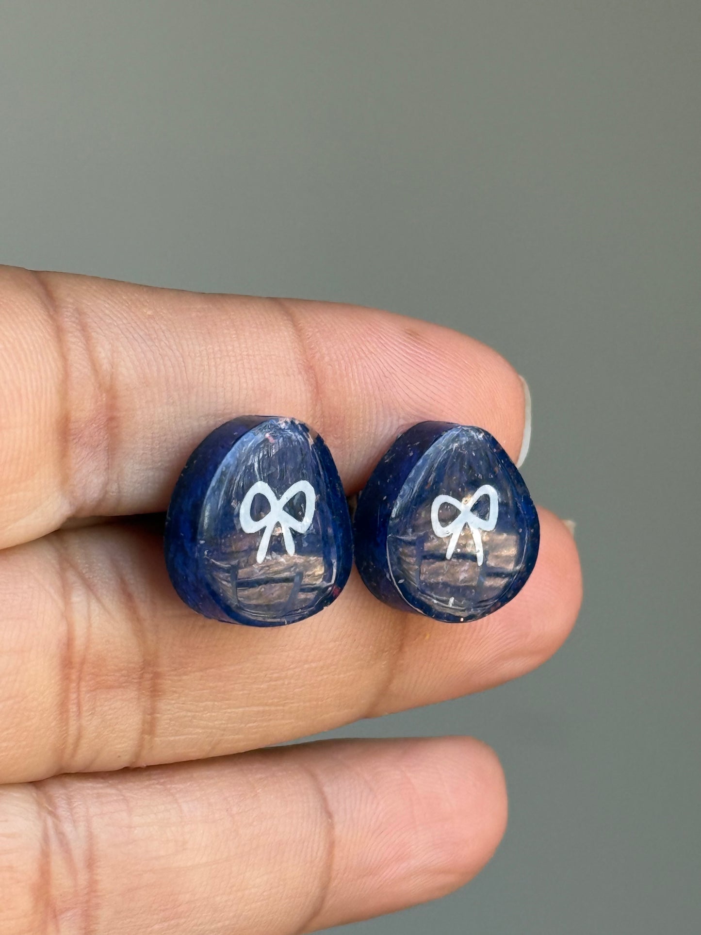 Pendientes de resina con forma de corazón y diseño de lunares