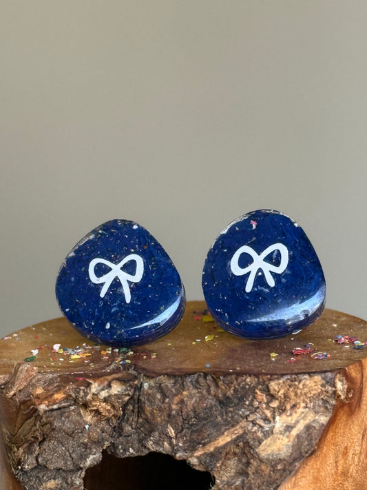 Pendientes de resina con forma de corazón y diseño de lunares