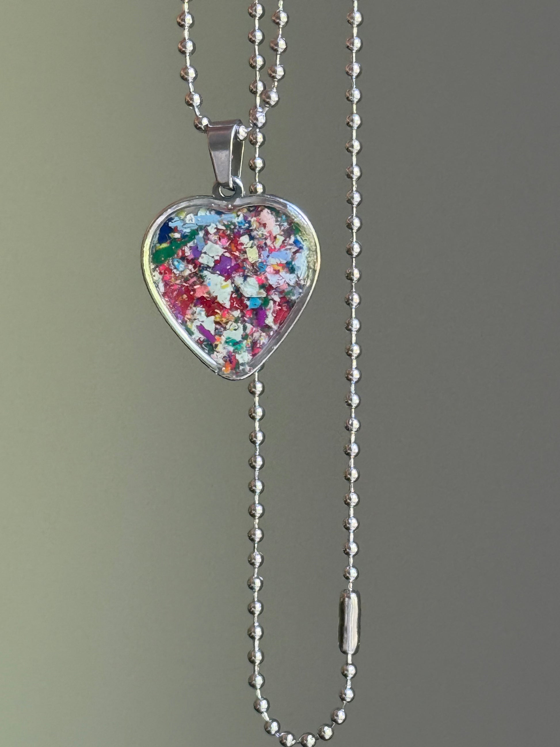  bold crayon shavings heart pendant colorful upcycled necklace. Crayon jewelry by Crayonfetti, mother-daughter based in Atlanta
