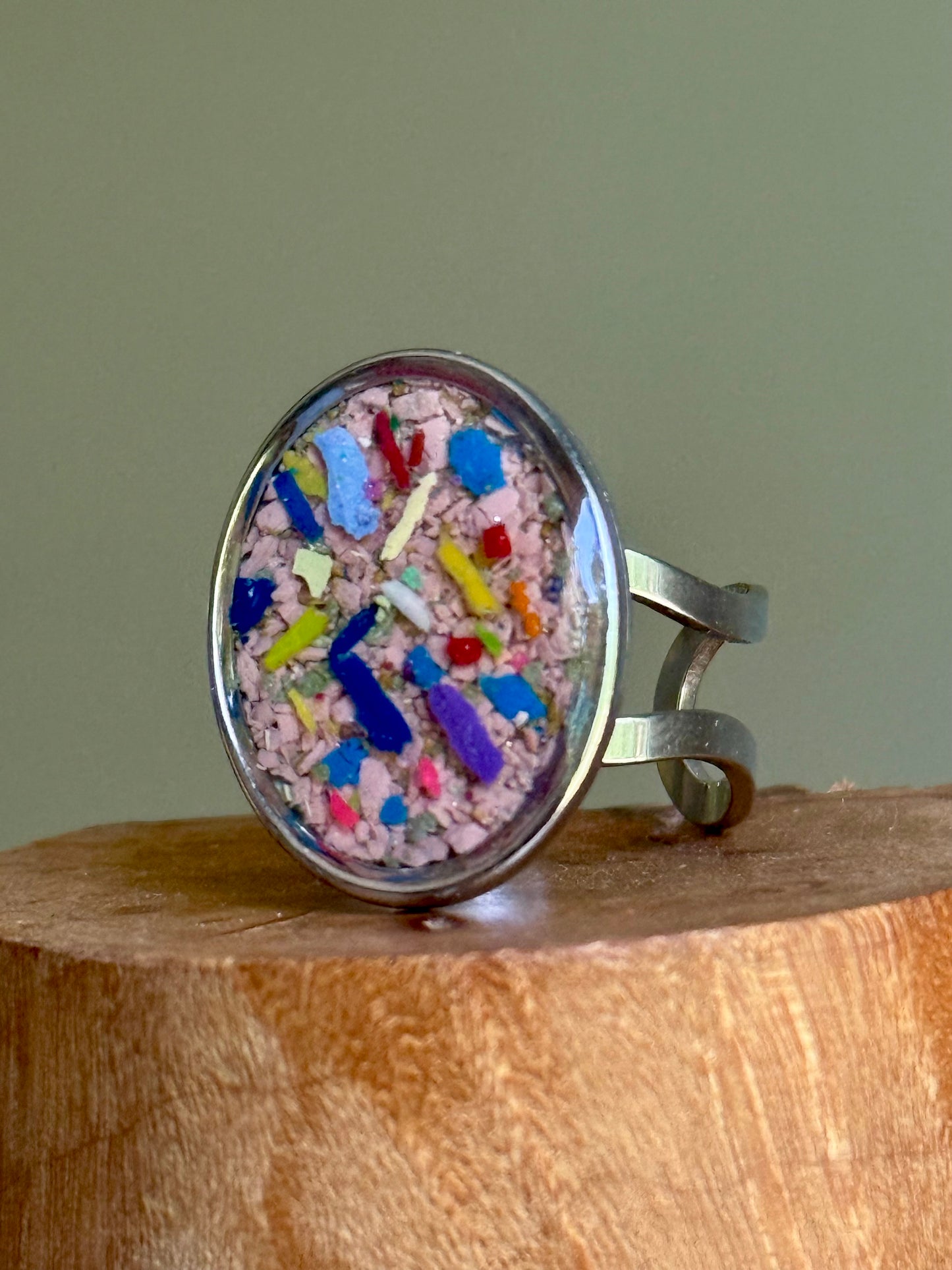 Oval ring filled with crayons