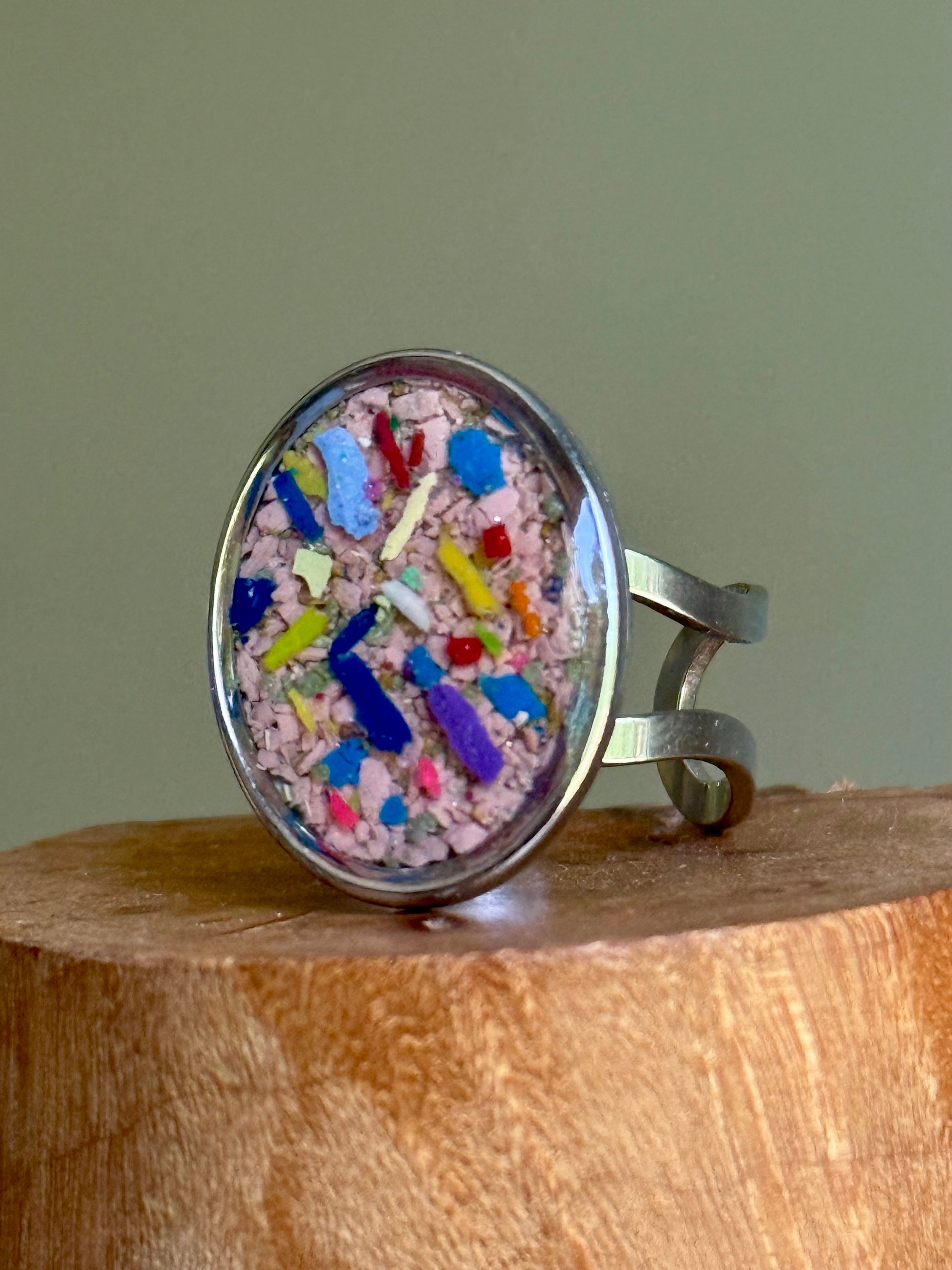 Oval ring filled with crayons