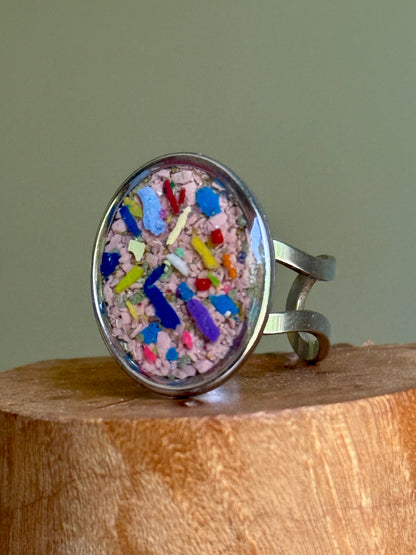 Oval ring filled with crayons