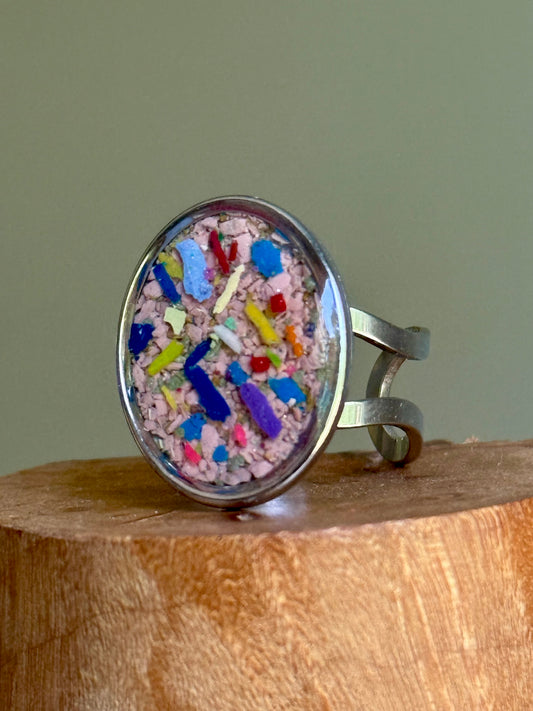 Oval ring filled with crayons