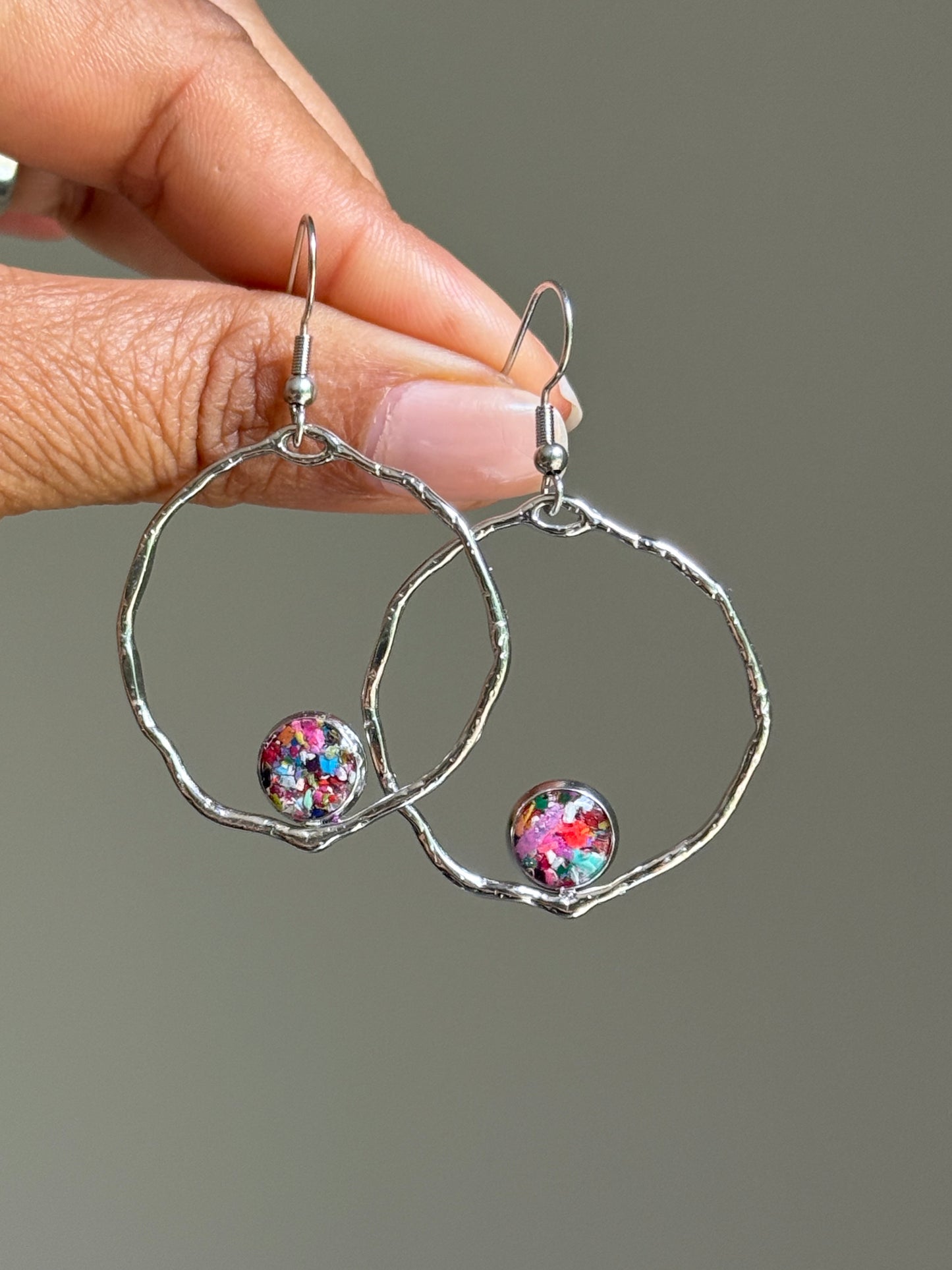 hammered hoop earirng with small bezel filled with crayon shavings.  crayon jewelry by crayonfetti