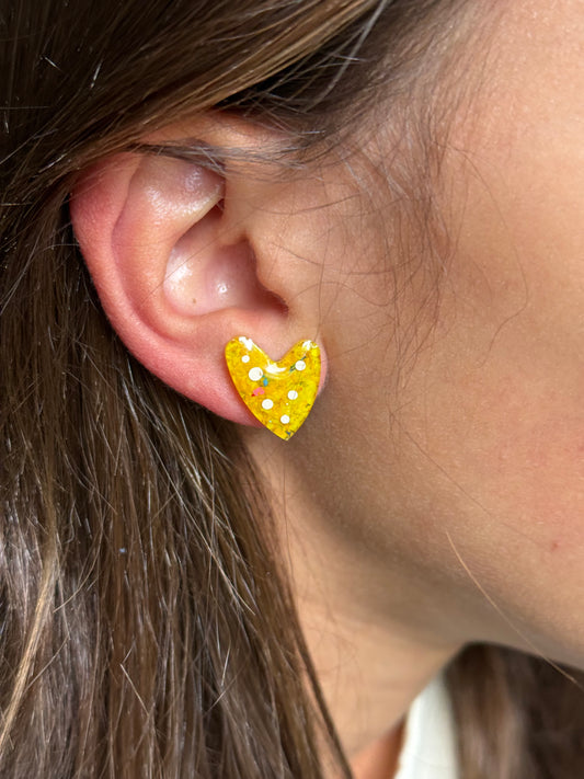 Clous d'oreilles en forme de cœur en résine à pois