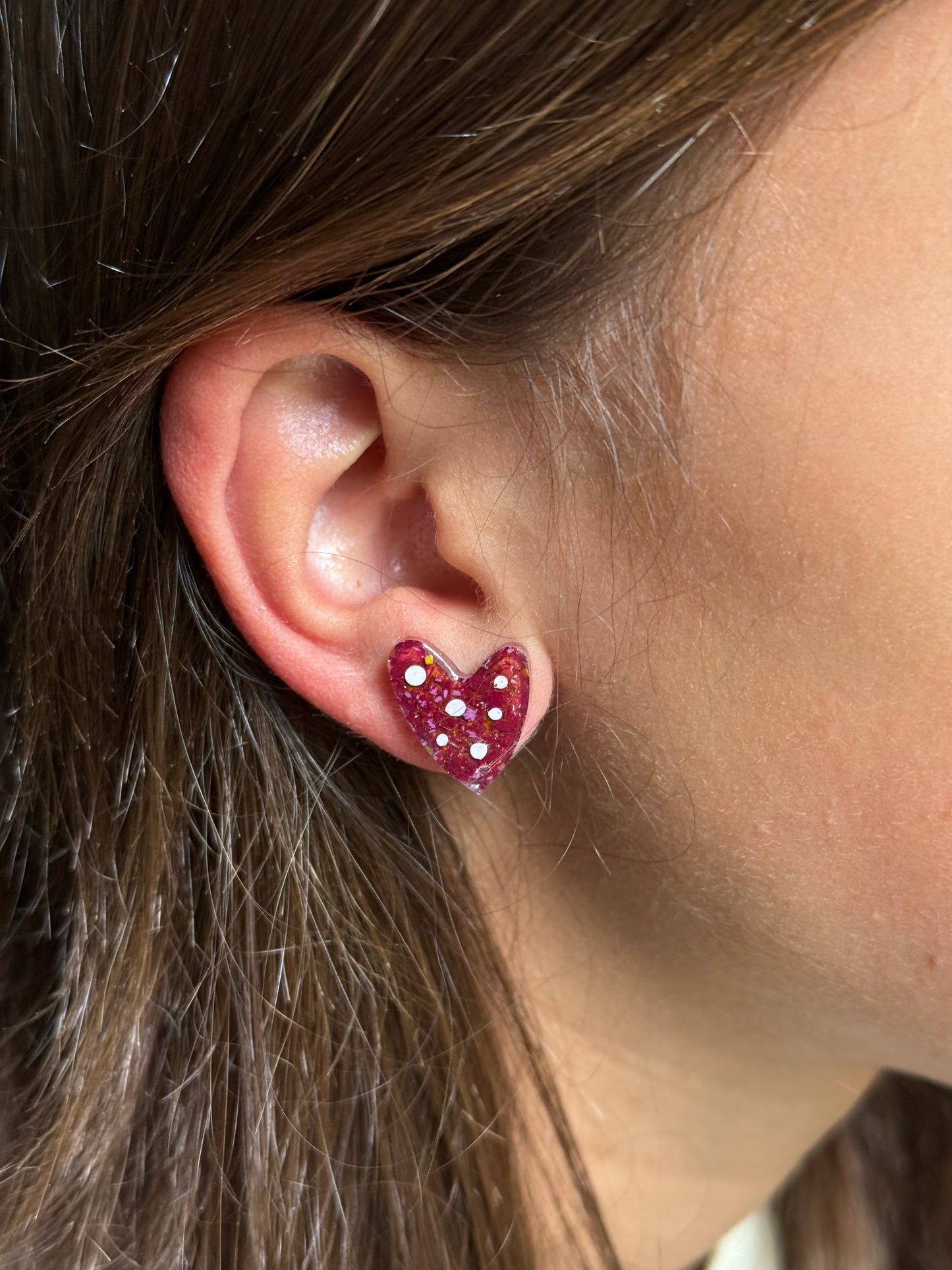Pendientes de resina con forma de corazón y diseño de lunares