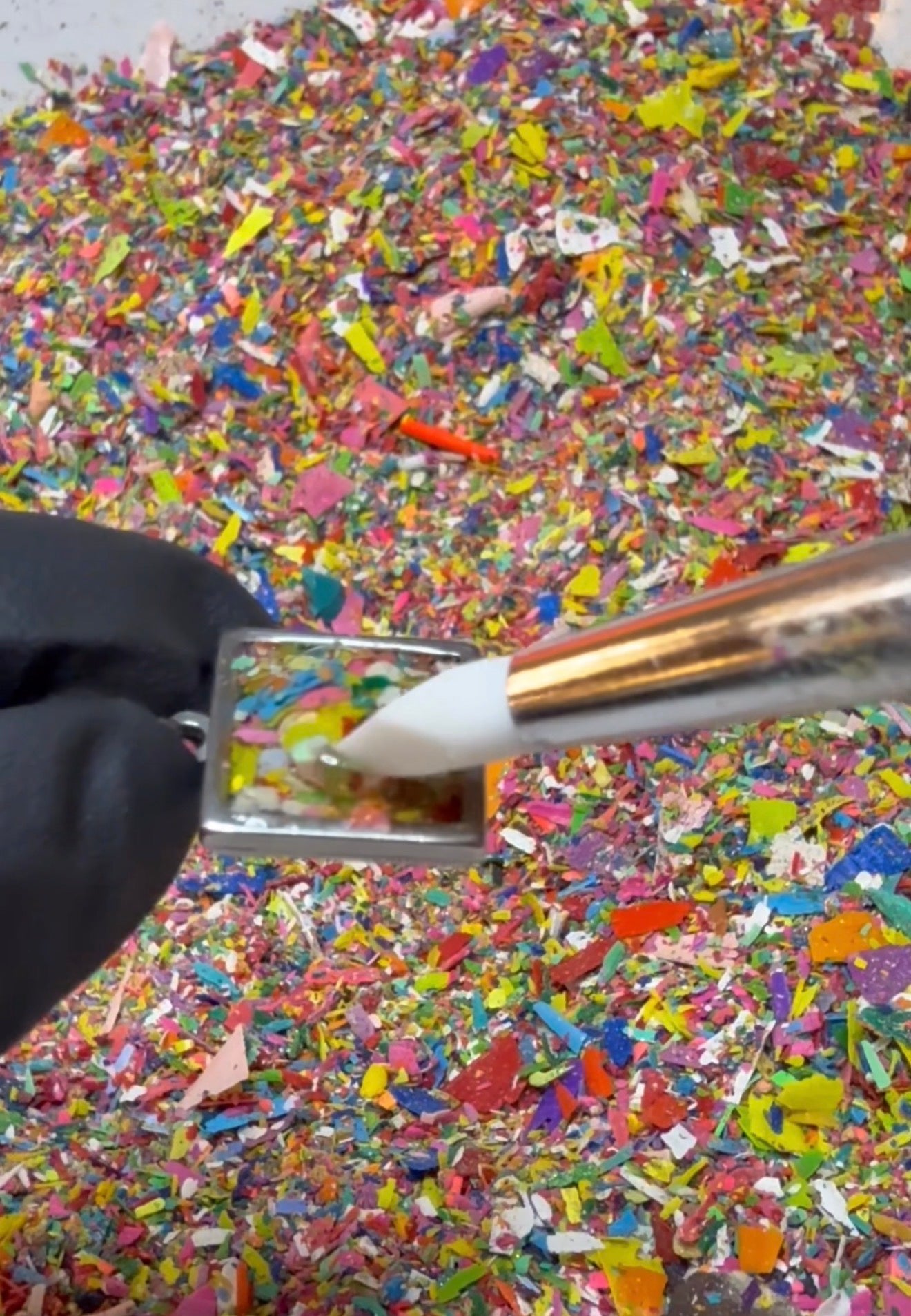 making the crayonfetti crayon jewelry