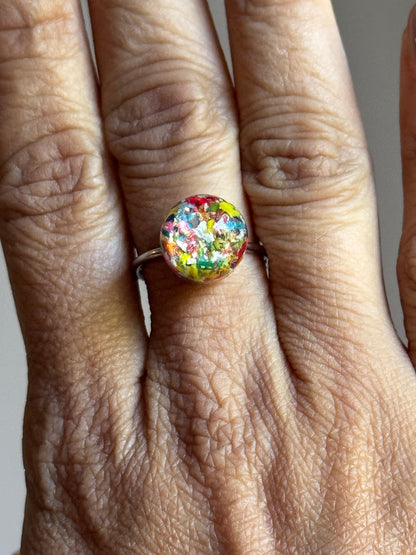 Anillo con forma de globo o esfera de crayón multicolor