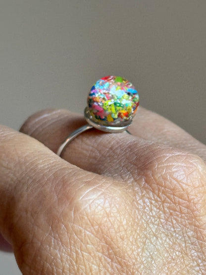 Anillo con forma de globo o esfera de crayón multicolor