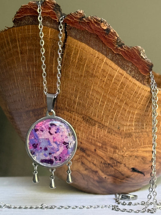 Collar con crayones multicolores