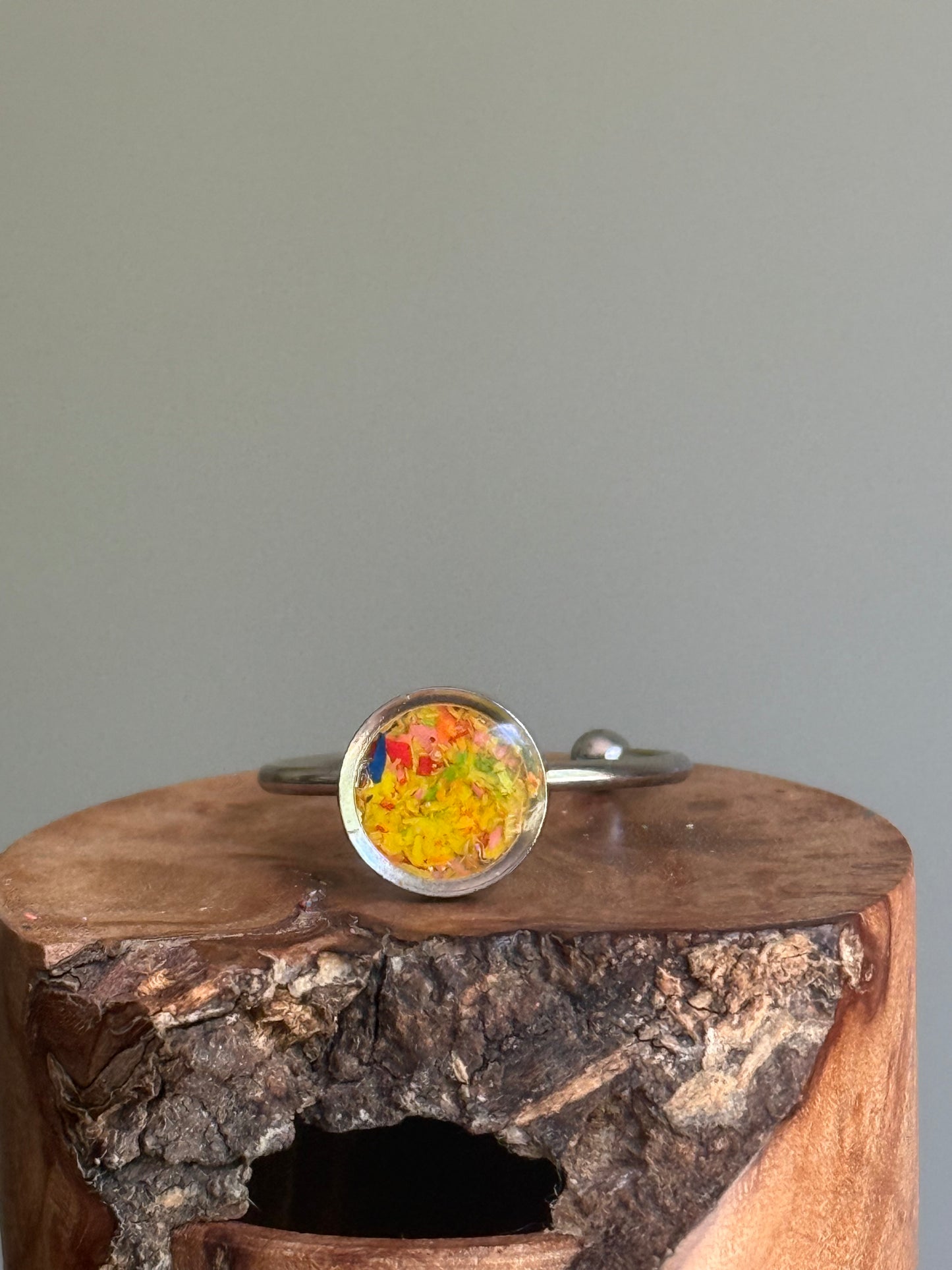 cute small stainless steel ring filled with crayons