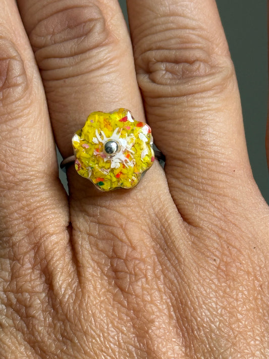 Crayon Blooms Ring (Freckled Yellow)